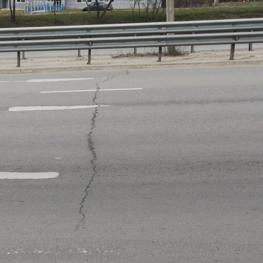 В Волгограде разваливается дорога, отремонтированная за 700 млн рублей, - общественник