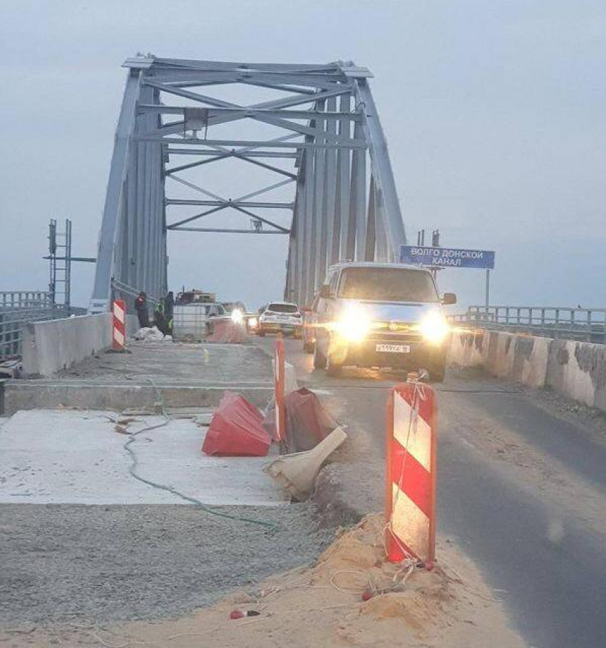 Светофор исчез на мосту через ВДСК в Волгоградской области при ремонте дороги за 51 млн рублей 