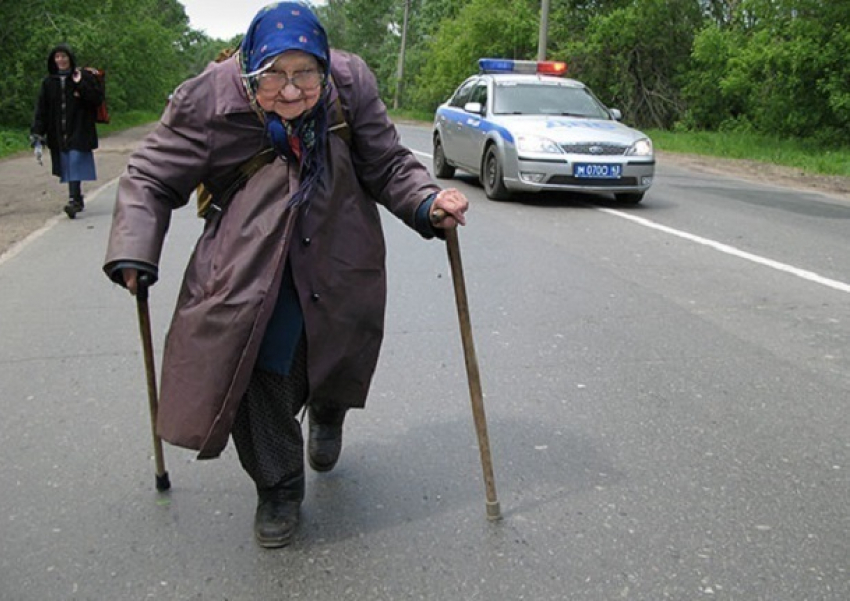﻿Попытка перебежать дорогу перед автобусом закончилась для 80-летней волгоградки больницей