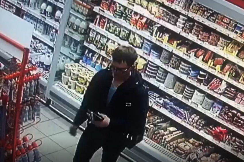На видео попала кража парнем нескольких палок колбасы в супермаркете Волгограда 