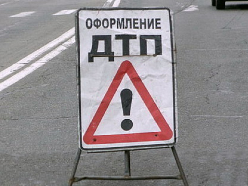 Под Волгоградом медработник на «ВАЗ-2107» перевернулась на машине с 9-летним сыном