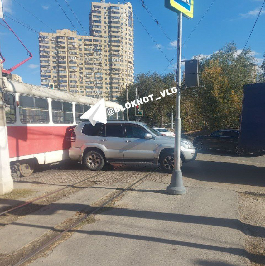 Пять трамваев изменили маршрут из-за ДТП в Волгограде