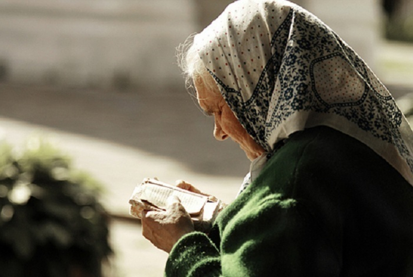 Под Волгоградом пенсионерке выдали пенсию купюрами «банка приколов»