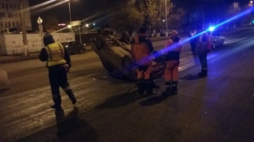 Автомобиль перевернулся после наезда на бордюр в Волгограде