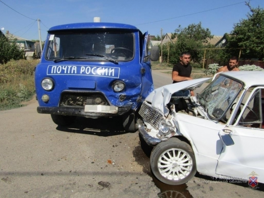 УАЗ «Почты России» попал в тройное ДТП в Волгоградской области