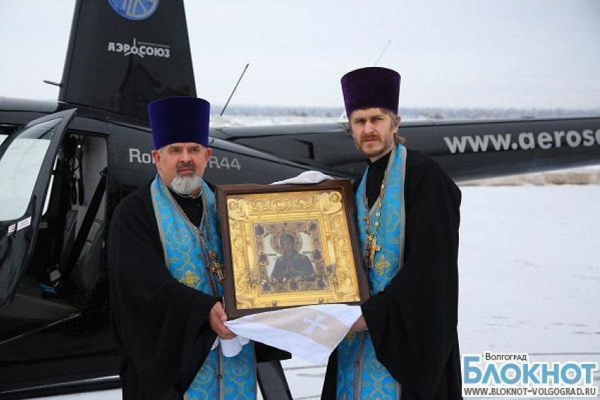 Икона Пресвятой Богородицы облетела Волгоград на вертолете