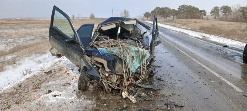 Двое скончались, двое в больнице: на трассе под Волгоградом столкнулись  Lexus и «двенадцатая»