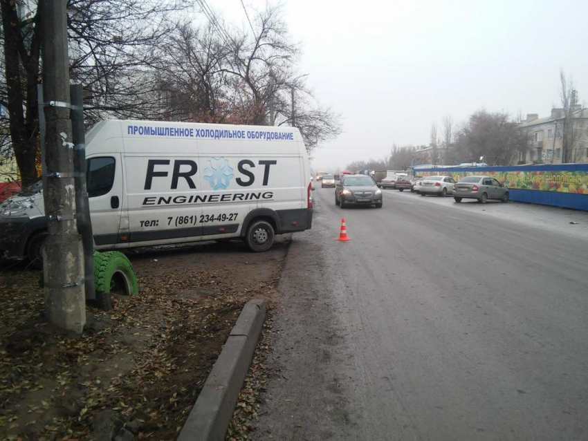 На юге Волгограда водитель Mercedes-Benz влетел в трубопровод