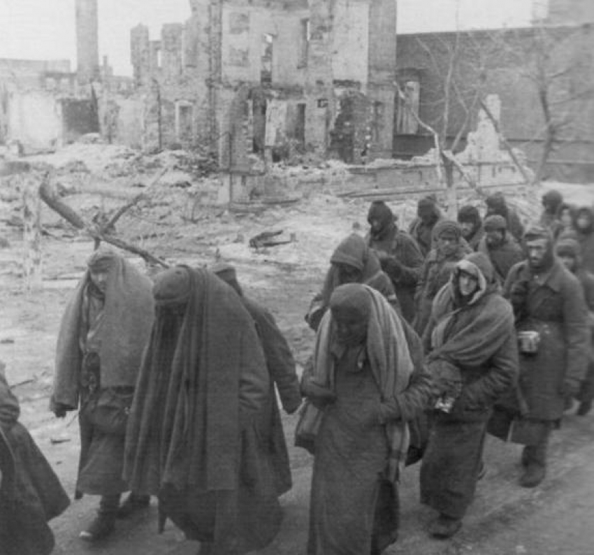 Колонны пленных солдат вермахта на улицах Сталинграда снял советский фотограф