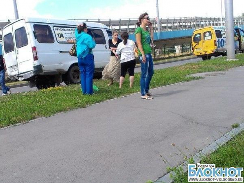 В Волгограде Хендай врезался в маршрутное такси: 3 пострадали