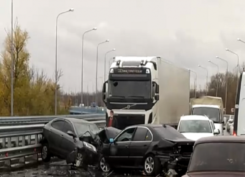 BMW протаранил Kia Rio на мосту через Ахтубу под Волгоградом: последствия ДТП сняли на видео