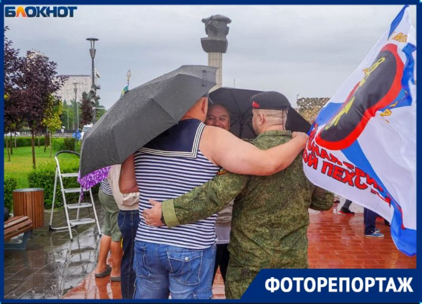 Синие тельняшки под синим небом: в Волгограде День ВМФ отметили с проливным дождем 
