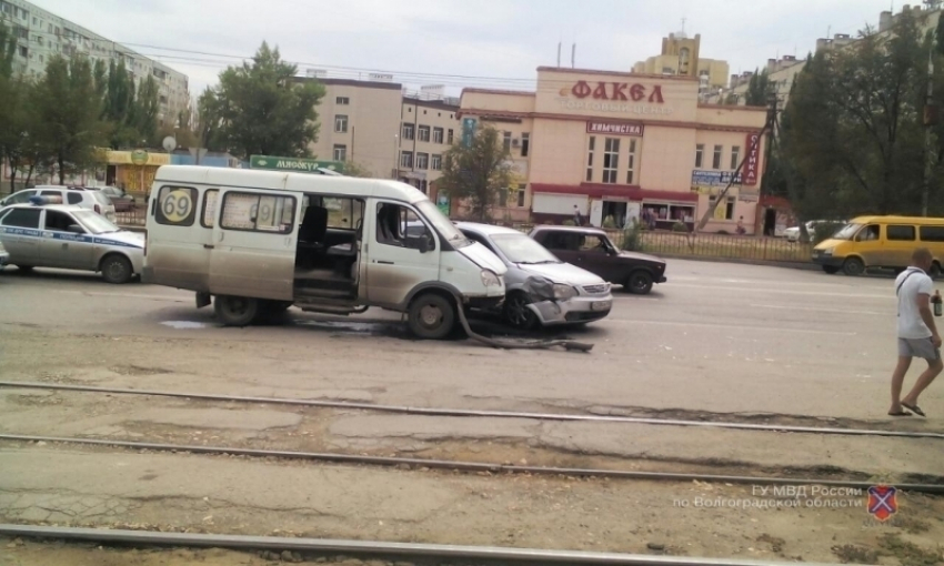 Водитель Kia протаранил маршрутку №69 на юге Волгограда: трое пострадали 