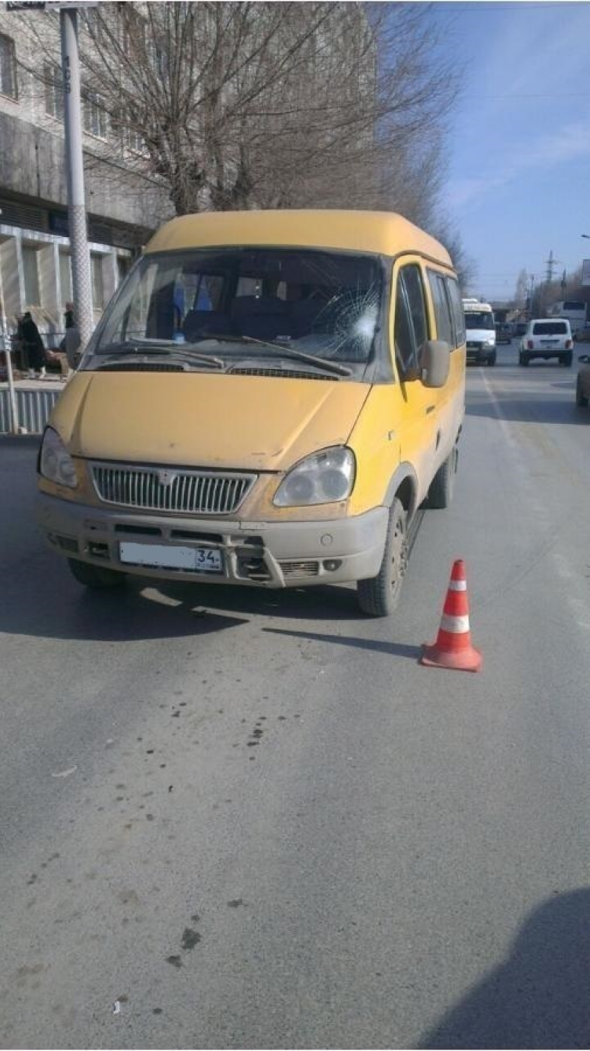 Водитель маршрутки в Волгограде сбил 43-летнего пешехода
