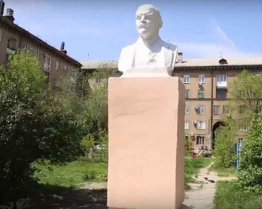 Сломанный вандалами бюст Ленина восстановили на севере Волгограда