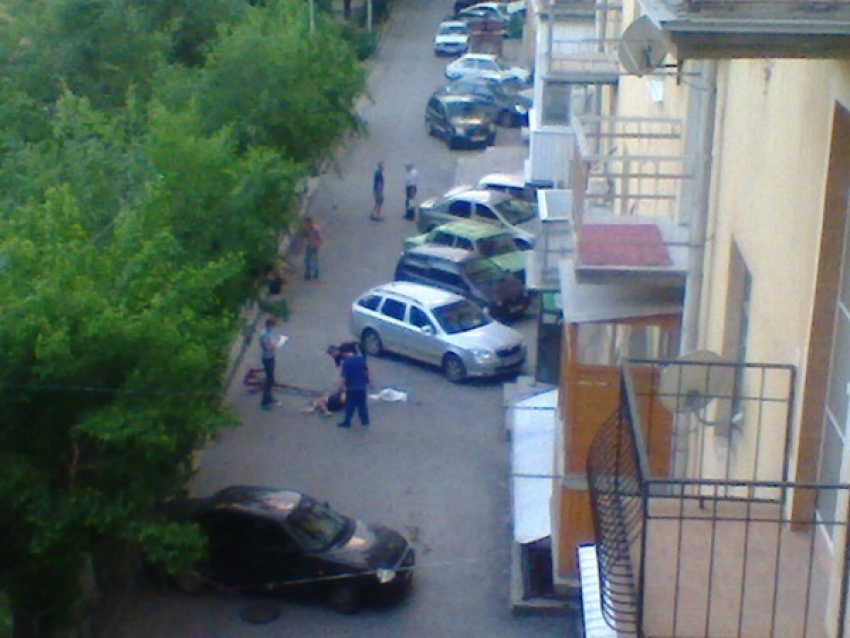 В центре Волгограда 20-летний монтажник погиб, упав с 4 этажа 