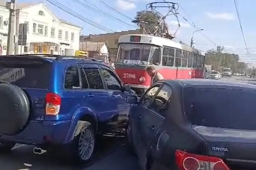 Toyota и внедорожник изменили схему движения трамвая №2 в Волгограде 