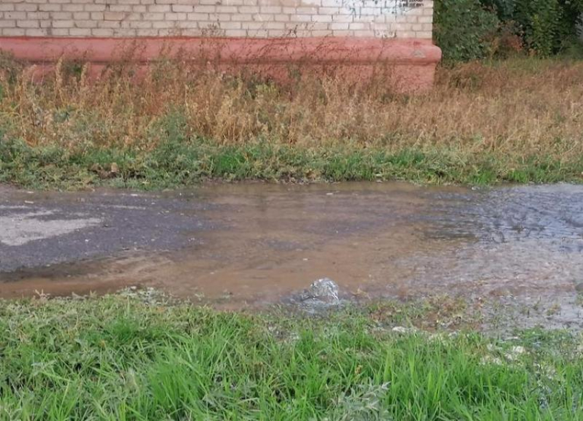 «Жители сами пытаются отвести воду от дома»: в Волгограде вода затопила целый двор