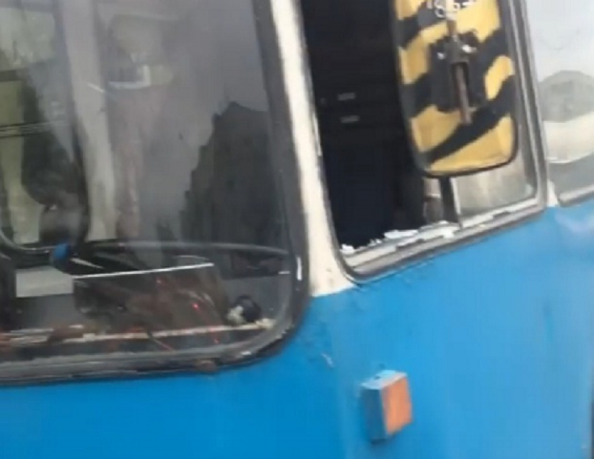 В Волгограде во время движения троллейбусу разбили стекло