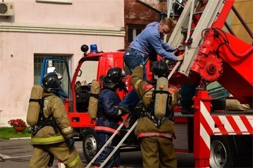 Пожарным пришлось эвакуировать 7 человек после замыкания проводки под Волгоградом