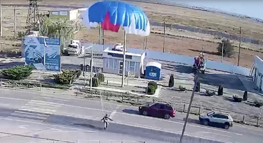 Парашютист приземлился на дорогу под Волгоградом 
