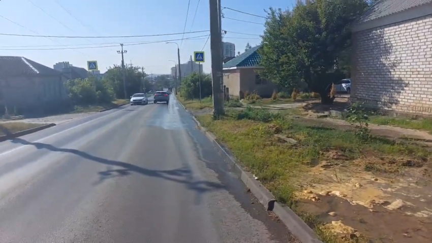 Коммунальная зараза третий день заливает дорогу в Волгограде