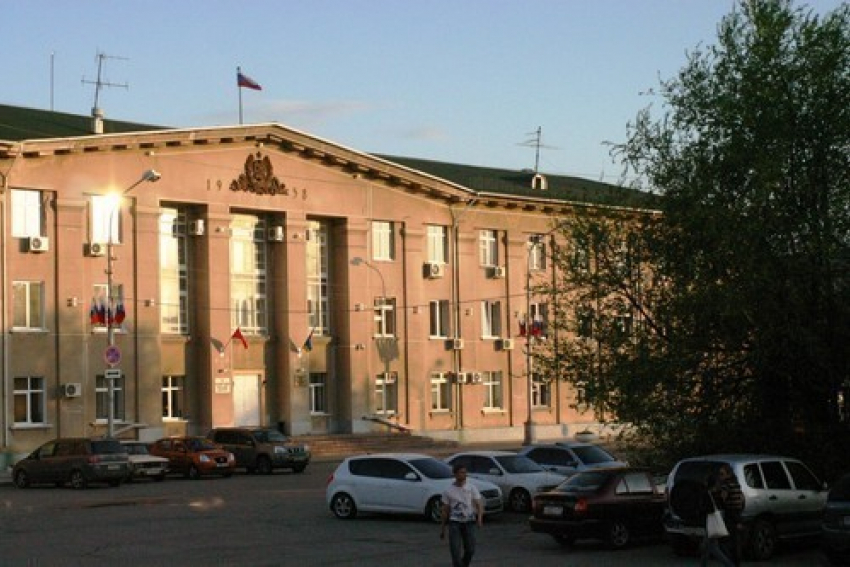 В Волжском к зданию горадминистрации подкинули  черный пакет 