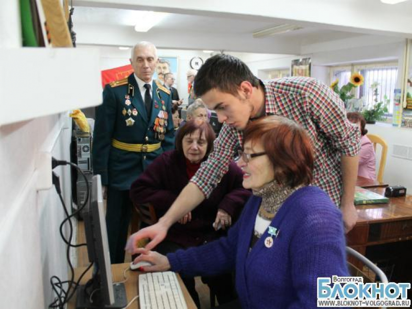 В Волгоградском клубе «Сталинград» прошли уроки компьютерной грамотности для пенсионеров