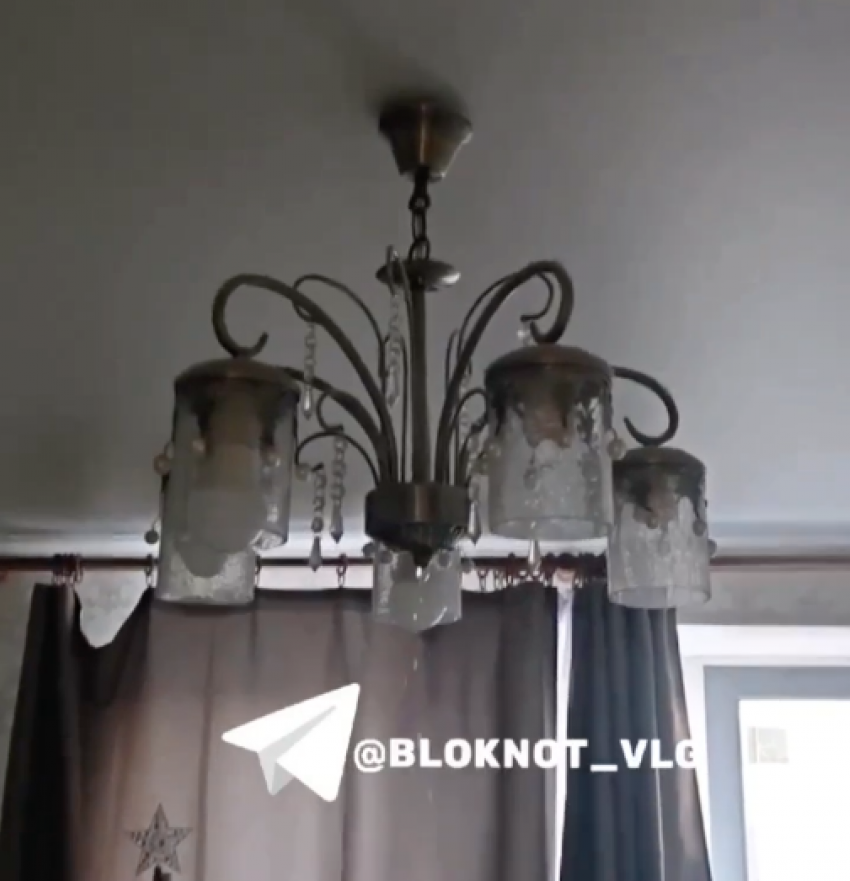 "Все заливает": крыши МКД не выдержали снегодождя в Волгограде 