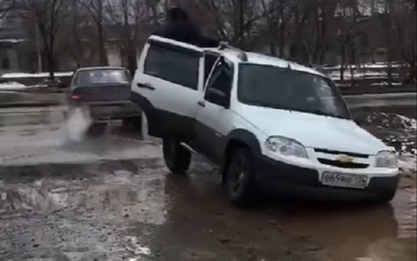  Очевидцы засняли на видео, как в Волгограде в яме застрял Chevrolet Niva