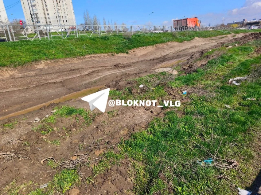 Народную дорогу через грязь проложили водители в Волгограде 