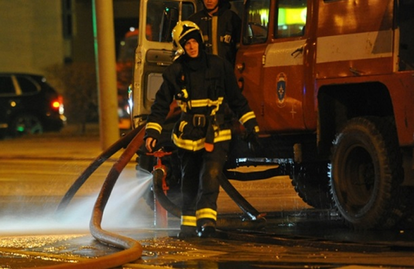 Пожарные эвакуировали 13 жителей многоэтажки на севере Волгограда