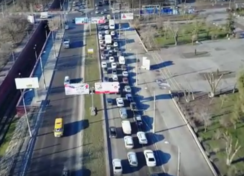 Объектив квадрокоптера «поймал» пробки на проспекте Ленина в Волгограде