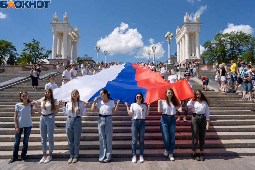 Утомлённые жарой и солнцем: в Волгограде пронесли 100-метровый флаг России