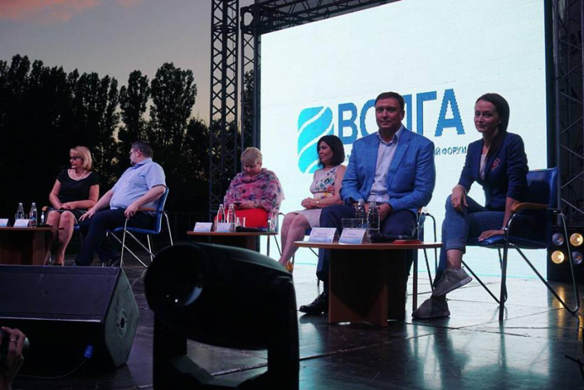 Два депутата и легкоатлетка провели вечер в компании молодых людей под Волгоградом