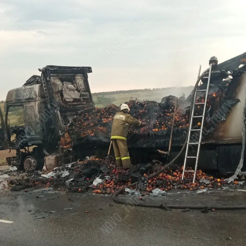 На трассе в Волгоградской области выгорела фура с фруктами