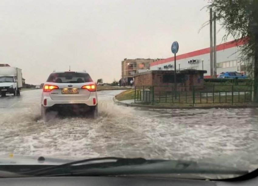 Ливня было мало: в Волгограде затопило улицу прорывом водопровода