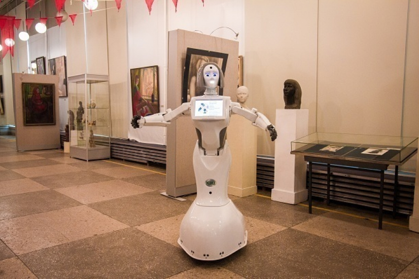 Робот-гид Kiki проводит экскурсии в музее ИЗО Волгограда 