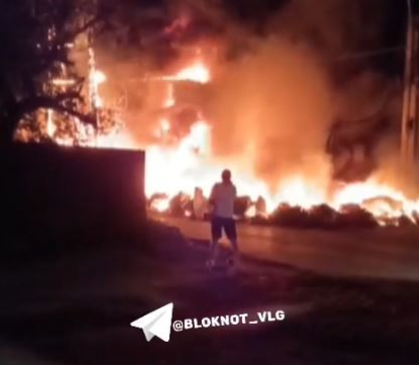 Несколько улиц в Краснооктябрьском районе Волгограда остались без света из-за сгоревшей свалки 