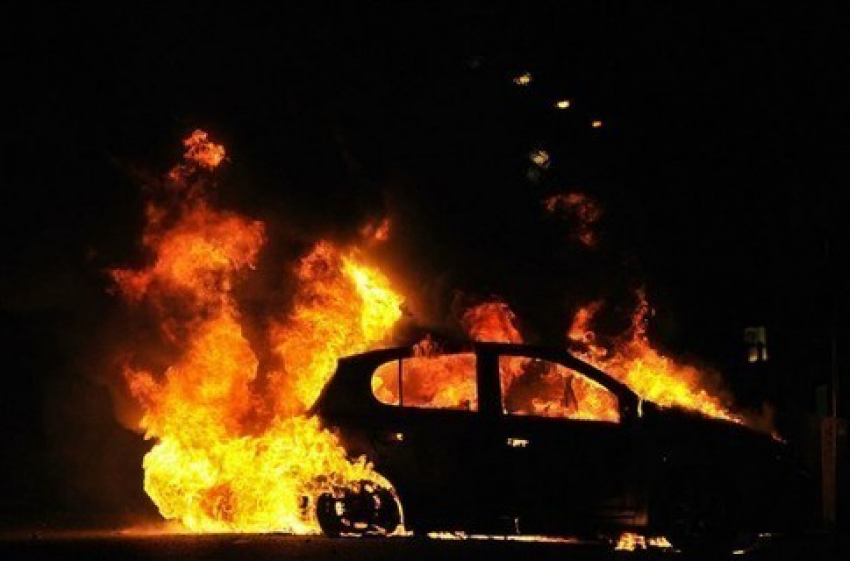 На западе Волгограда сгорел Mercedes-Benz
