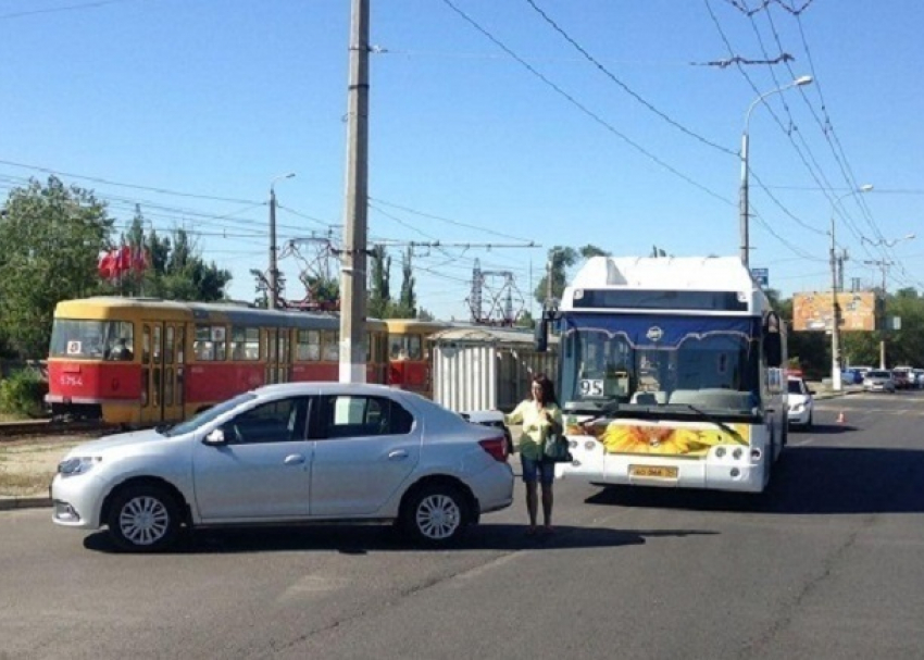 Волгоградка на Renault отправила в больницу 31-летнюю кондуктора автобуса «Питеравто"