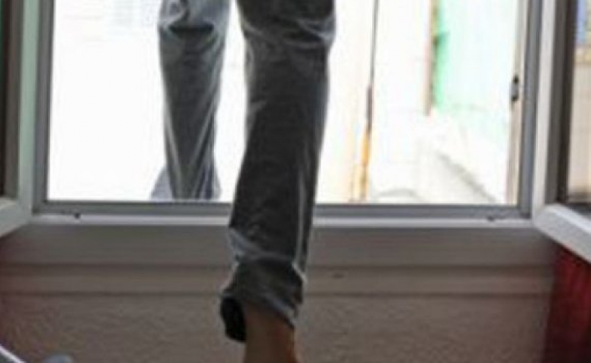 Волгоградец переломал себе все кости и остался жив, упав с балкона 