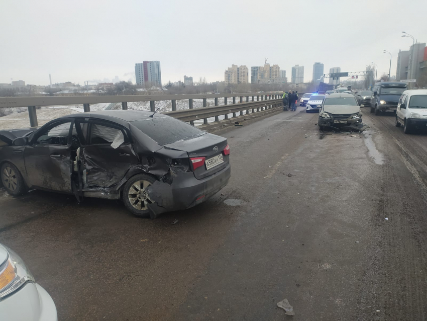 Три волгоградки ранены в ДТП на «танцующем мосту» через Волгу