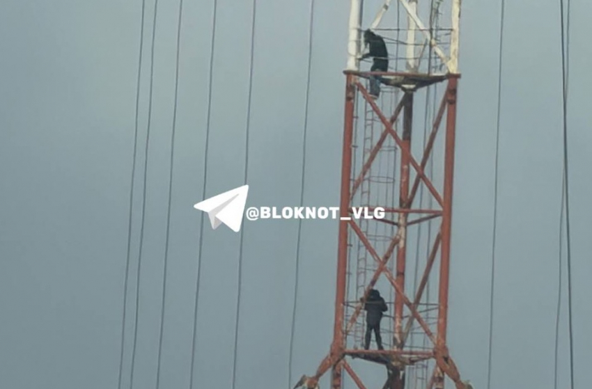 Гигантская заброшенная радиовышка стала развлечением детей в Волгограде 