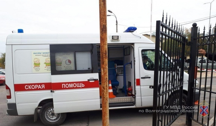 Волгоградка получила травмы в карете скорой помощи возле больницы №25