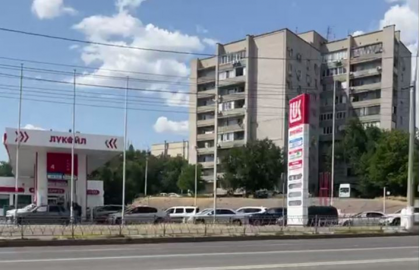 Выброшенные из жизни часы: волгоградцы считают потери из-за бензиновых очередей