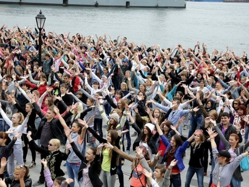 Жители Волгограда встанут в виде ладони во время флешмоба 