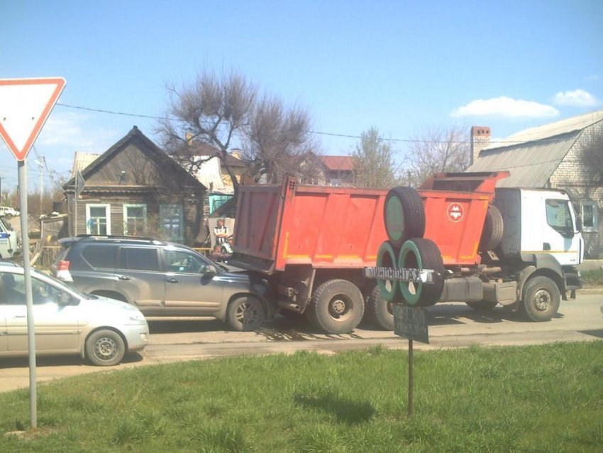 В Волгограде в тройном ДТП с самосвалом пострадали двое