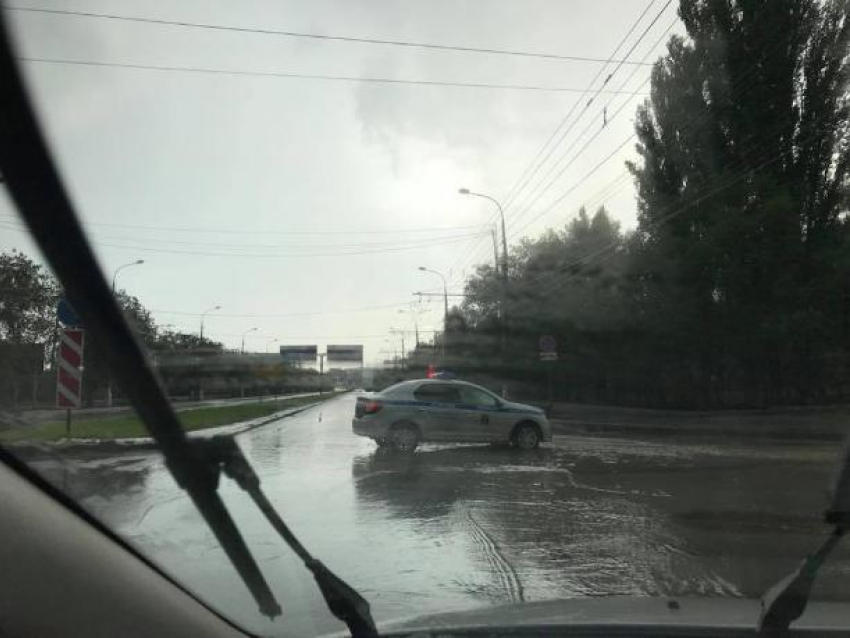 В Волгограде из-за дождя снова перекрыли проспект Ленина