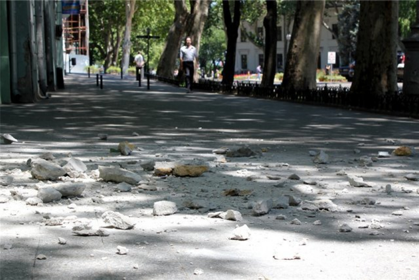 В Волгограде школу №89 закрыли из-за обвалившегося карниза